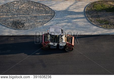 Asphalt Road Roller With Heavy Vibration Roller Compactor Press New Hot Asphalt On The Roadway On A 