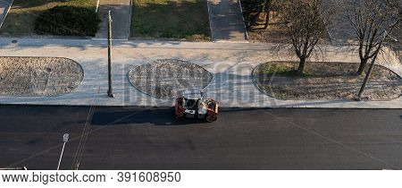 Asphalt Road Roller With Heavy Vibration Roller Compactor Press New Hot Asphalt On The Roadway On A 