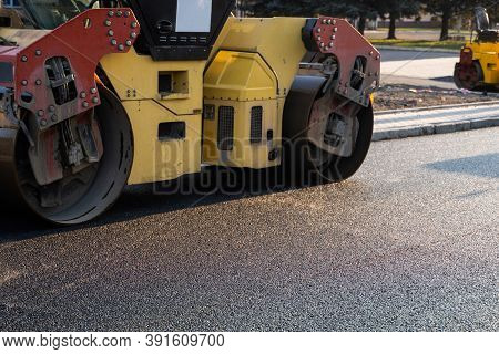 Asphalt Road Roller With Heavy Vibration Roller Compactor Press New Hot Asphalt On The Roadway On A 