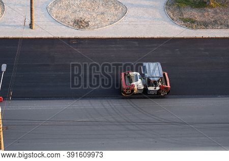 Asphalt Road Roller With Heavy Vibration Roller Compactor Press New Hot Asphalt On The Roadway On A 