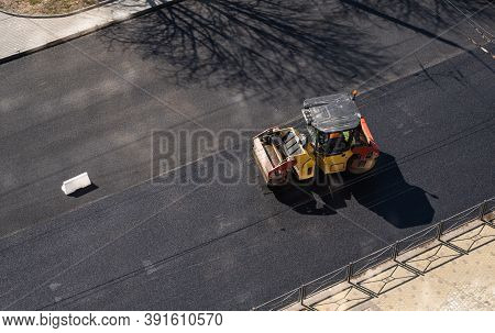 Asphalt Road Roller With Heavy Vibration Roller Compactor Press New Hot Asphalt On The Roadway On A 