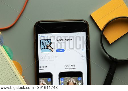 New York, Usa - 26 October 2020: Resimli Notlar Mobile App Logo On Phone Screen Close Up, Illustrati