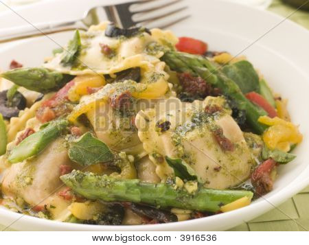 Ristede grøntsager Ravioli med Pesto Dressing solen rødmede tomater og asparges