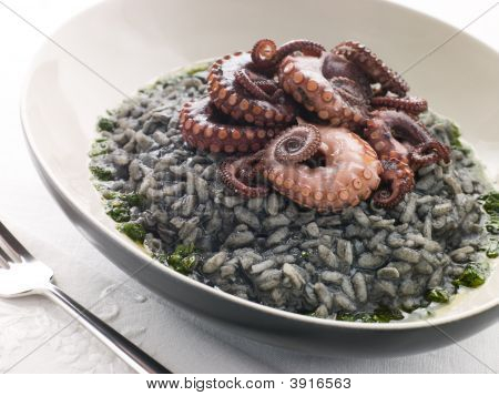 Nero risotto z ośmiornice smażone i sos Pesto