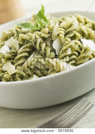 Pesto Parmesan keser ile kase Fusilli makarnanın giymiş