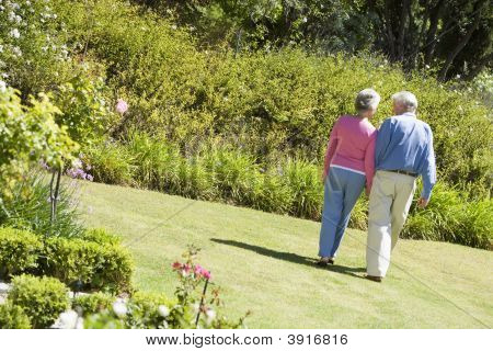 Senior Couple zu Fuß durch ein Blumengarten