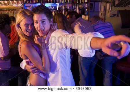 Unge danse i en Bar