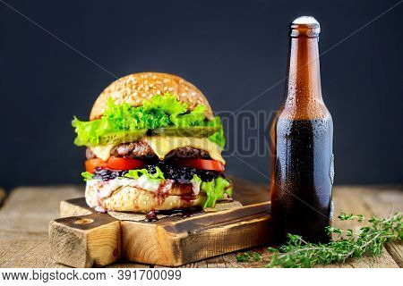 Burger. Delicious Grilled Burgers. Fresh Tasty Hamburger On A Black Background. Premium Photo. Juicy
