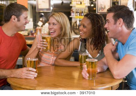 Dwie pary po piwo razem