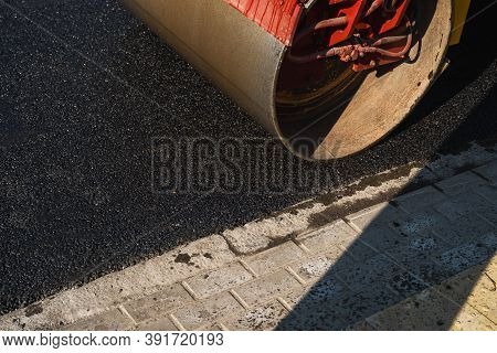Asphalt Road Roller With Heavy Vibration Roller Compactor Press New Hot Asphalt On The Roadway On A 