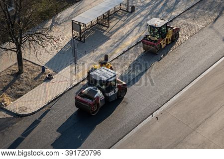 Asphalt Road Roller With Heavy Vibration Roller Compactor Press New Hot Asphalt On The Roadway On A 
