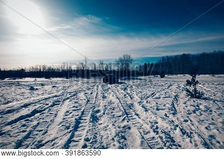 Bmw Advertising, Moscow, 1.11.2018: Demonstration Of A Model Of A Black Car, Cars On A Snow-covered 