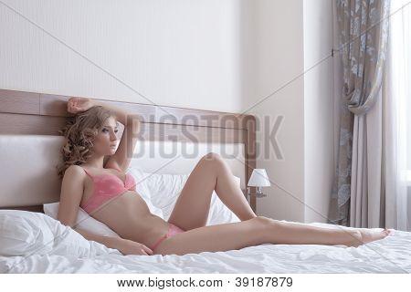 Sexy blonde pige mødes morgen på hotel soveværelse