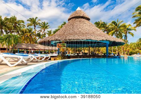 VARADERO, CUBA-NOVEMBER 2: smukke swimmingpool med en bar på center November 2,2012 i Varadero.With 50
