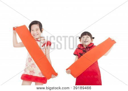 Due cinesi Little Girl Holding bianco rosso distici