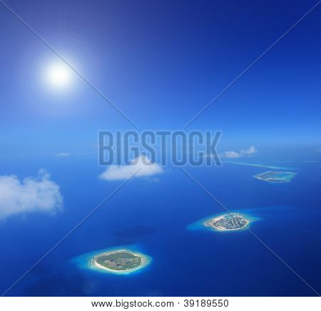 Solen og skyerne over øerne i Laccadives havet, Maldiverne, skudt med en tilt og shift linse