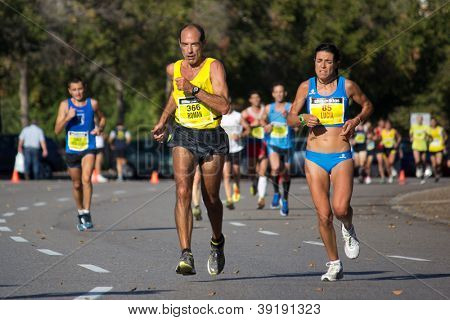VALENCIA, Spanien - Oktober 21: Läufer konkurrieren in der XXI-Valencia-Halbmarathon am 21. Oktober 2012 