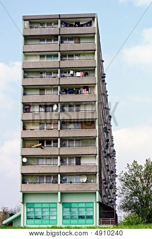 Anten satelitarnych na elewacji bloku Tower