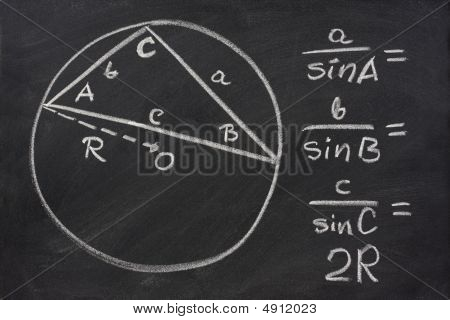 ตรีโกณมิติกฎหมายอธิบายบนกระดานดำ