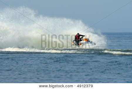 Jet Ski in Aktion mit Wasserstrahl auf das blaue Meer