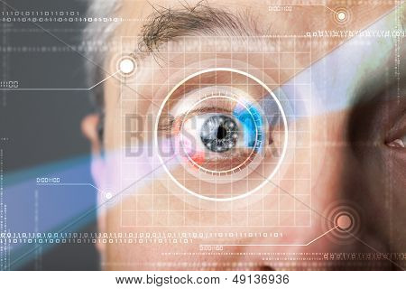 Muž moderní počítačové technologie oko dívá