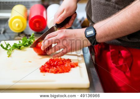 Hotdog - barátságos szakács egy gyorsétterem snack-bárban friss alapanyagokból készül