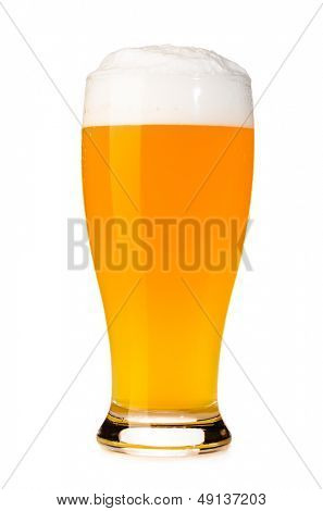 bicchiere di birra non filtrata fresca tagliata dal bianco