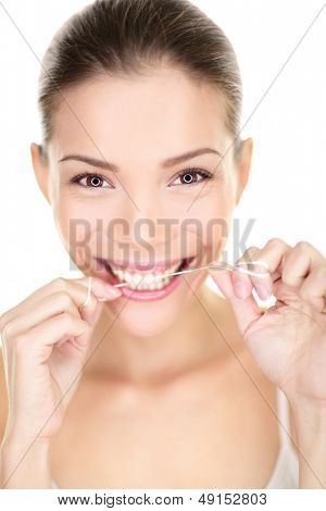 Dientes flossing mujer sonriendo usando dental al ras. Chica feliz con dientes perfectos y sonrisa toothy. Den