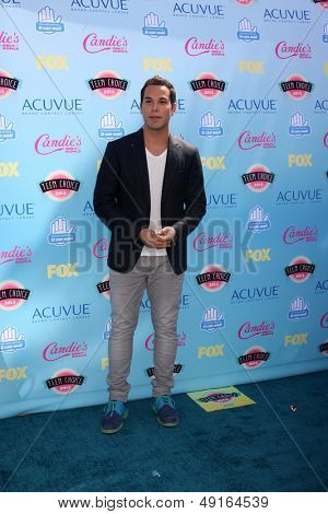 LOS ANGELES - AUG 11: Skylar Astin an der 2013 ausgezeichnet Teen Choice bei Gibson Ampitheater Univers