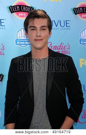 LOS ANGELES - 11 de ago: Jeremy Shada em 2013 o Teen Choice Awards no Gibson Ampitheater Univers