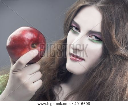Portrait de jeune fille Witn Fresh Apple