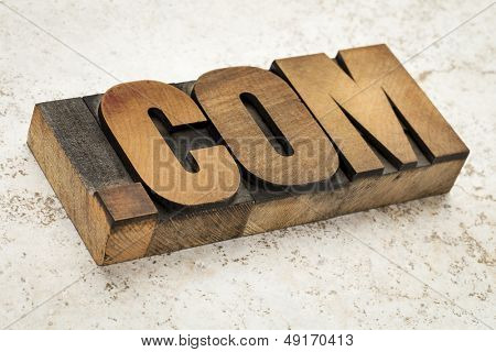 dot com - โดเมนอินเทอร์เน็ตเชิงพาณิชย์ใน letterpress โบราณชนิดไม้บนพื้นกระเบื้องเซรามิค