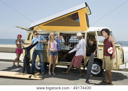 Mnohonárodnostní skupiny mladých lidí campervan