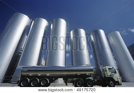 Camion trasporto latte parcheggiata accanto ai serbatoi di stoccaggio