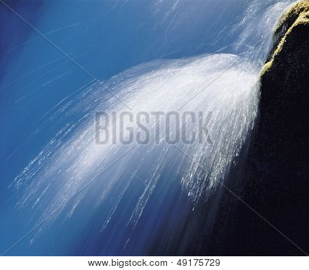 Spray fra vandfaldet close-up