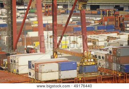 Vista aerea, deposito di stoccaggio container di spedizione
