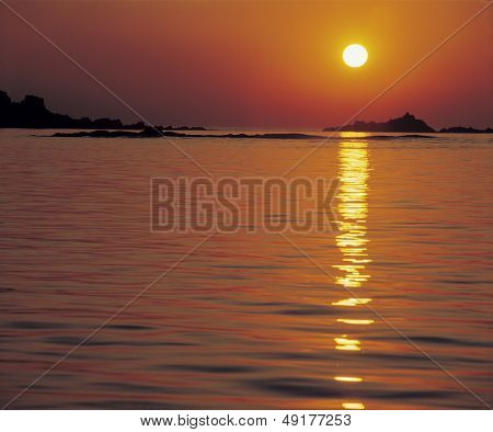 Solen reflektere vand ved solnedgang