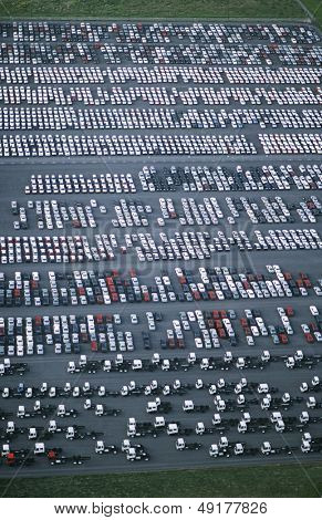 Yukarıdan otopark görünümünde otomobil ve kamyon Park