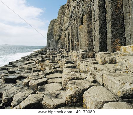 Cliff og klipper ved havet