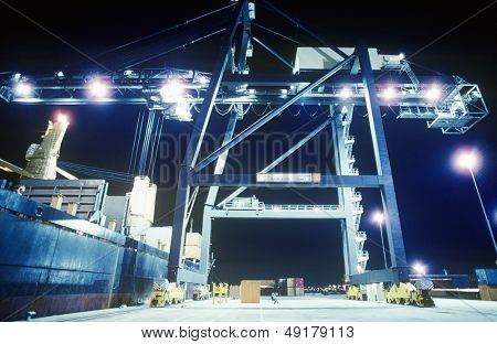 Gru carico container nave di notte