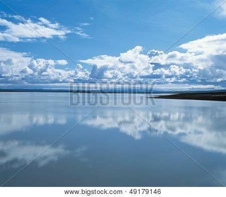 Skyer reflektere over vand