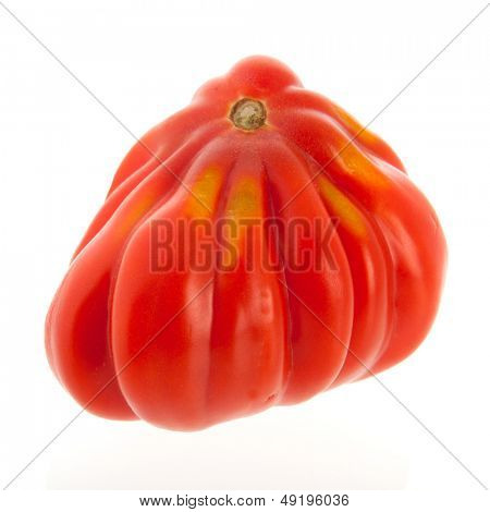 Coeur de boeuf pomodoro isolato su sfondo bianco
