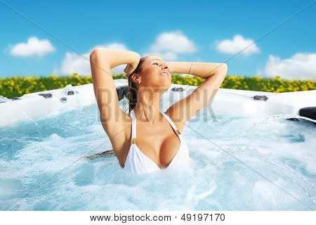 Schöne Frau in einem Whirlpool entspannen. Urlaub.