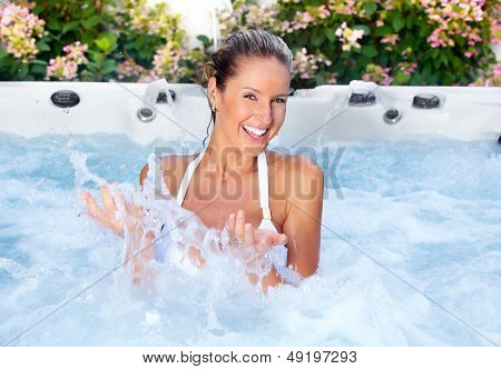 Belle femme se détendre dans un bain à remous. Vacances.