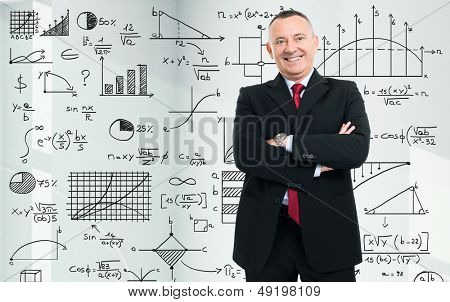 Homme d'affaires devant des formules de math