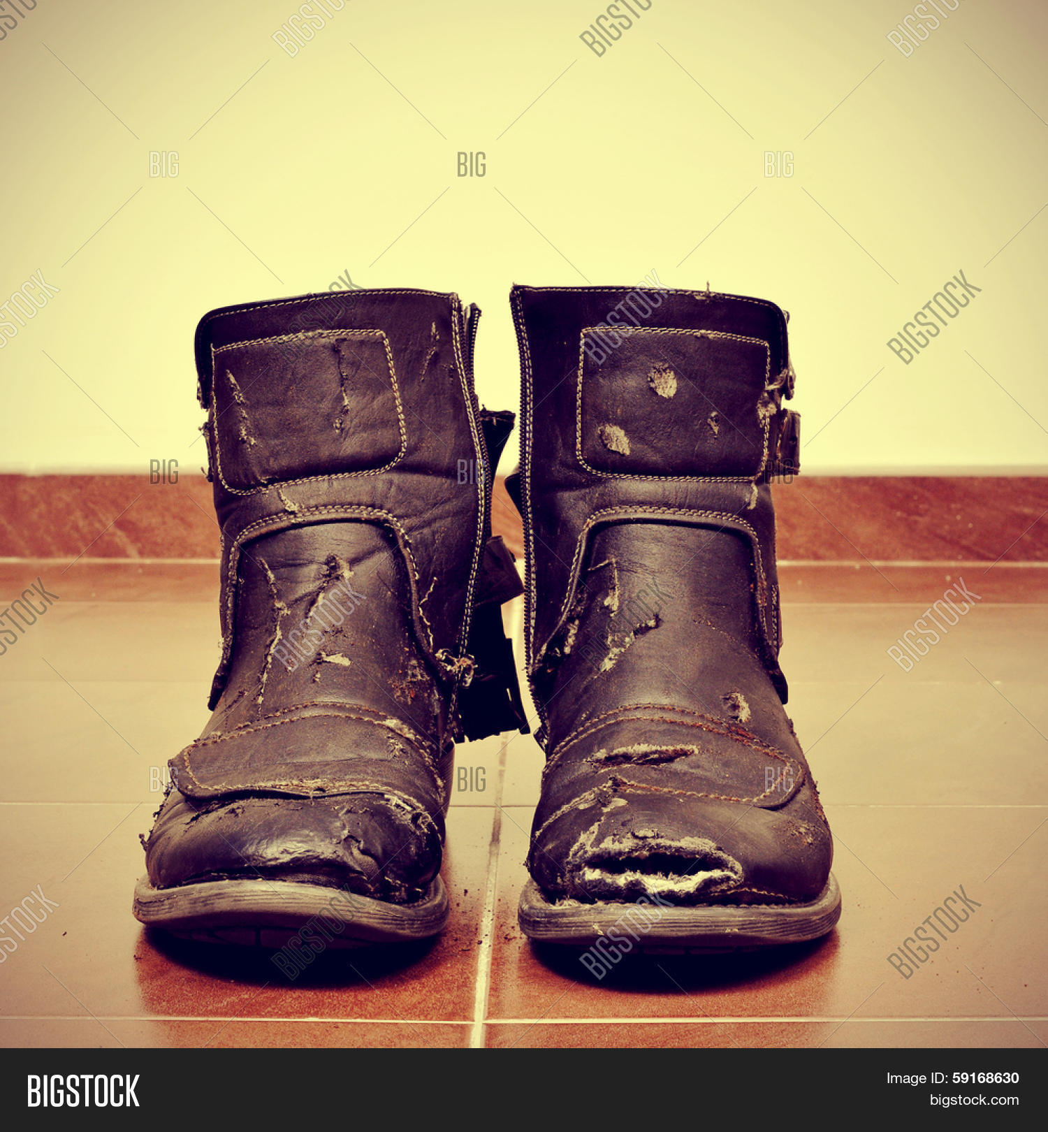 При длительном использовании подошва обуви изнашивается. При длительном использовании подошва обуви изнашивается. Внутренняя часть подошвы. Ортопедическая подошва для обуви. Ботинки мужские рваные.