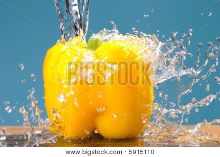 Koncepcja świeżych warzyw, Splash i Żółta papryka
