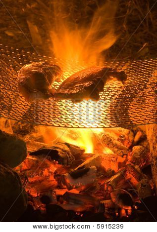 Grill na ognisku w środowisku naturalnym.