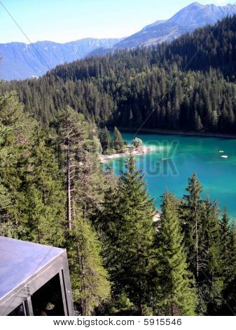 Nad jeziorem Caumasee w pobliżu Flims w Szwajcarii