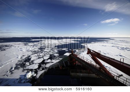 Navio de pesquisa na Antártica